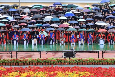 难忘！三亚学院5000师生雨中360°合影拍毕业照- 南海网客户端