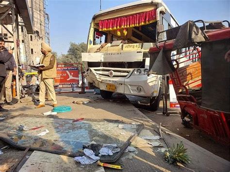 Ludhiana में बीच सड़क बस की ब्रेक फेल, चपेट में आए लोग, देखें दर्दनाक ...