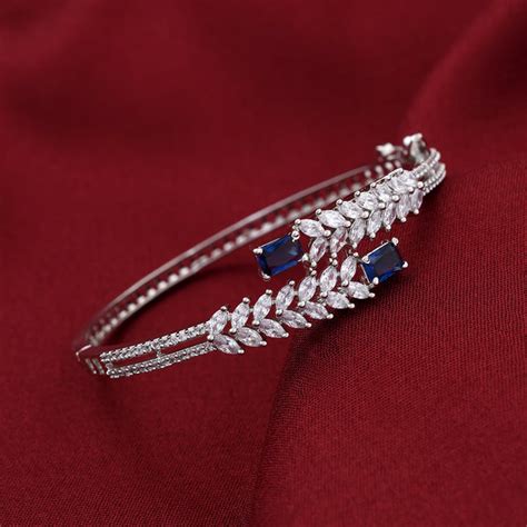 Online Necklaces। Earrings। Artificial Jewellery for Women in India