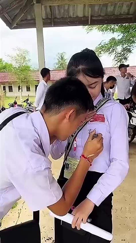 越南学生毕业典礼上 为彼此签名留下最美纪念-直播吧
