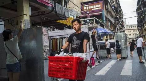 对待流动摊贩，武汉和平街城管先劝离后帮忙找经营门点 | 极目新闻