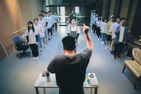 十几个孩子正在练习快板。这是中国传统曲艺的一项基本功。 杨杰英 摄