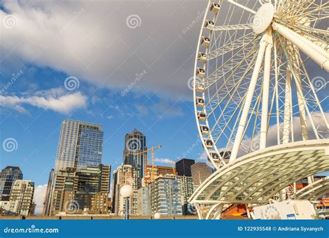 Seattle Great Ferris Wheel and Downtown Skyscrapers Editorial Stock ...