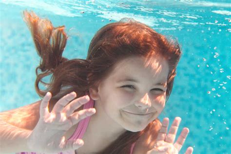 女孩图片-水中游泳的儿童女孩素材-高清图片-摄影照片-寻图免费打包下载