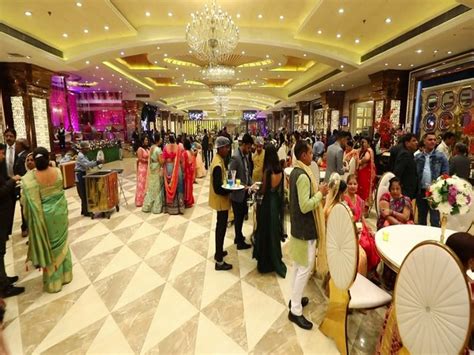 The Big-Fat Indian wedding, Bride, Groom and their extensive entourage ...