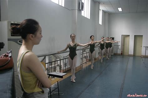 【转贴】芭蕾舞基训——重庆大学美视电影学院 05级舞蹈编导班 - 舞蹈图片 - Powered by Discuz!