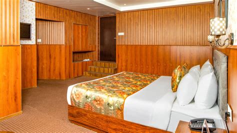 Deluxe Partial View Room | Summit Oakden Resort & Spa, Mall Road | A ...