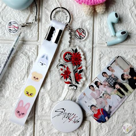 Straykids Lightstick Floral design keychain | Nachimbong Acrylic ...