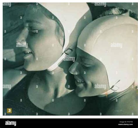 English: Badmeisjes . 1930 174 Gorros-de-bano-1930-rudolf-koppitz Stock ...