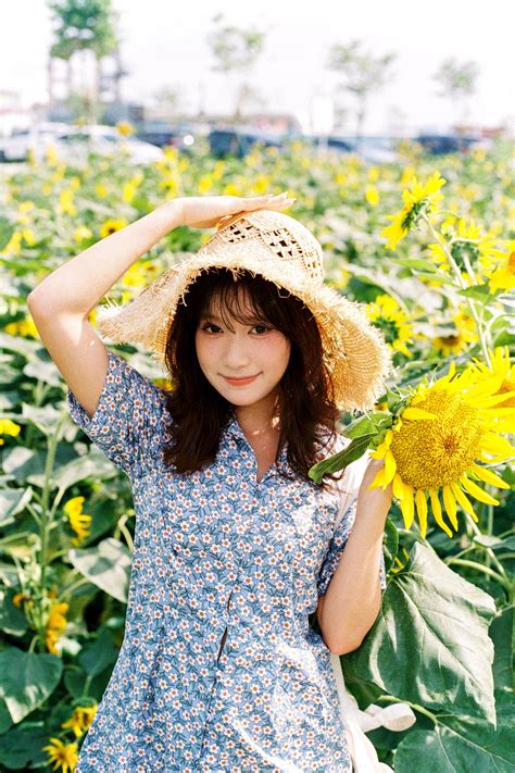 [YWW.ME] 2025.06.25 The Flower Language of Sunflowers - V2PH