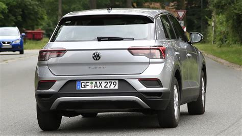 2022 Volkswagen T-Roc facelift caught undisguised - Automotive Daily