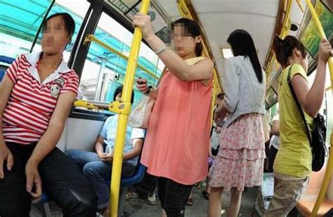 公车上小孩被孕妇要求让座，小孩拒绝孕妇大骂！