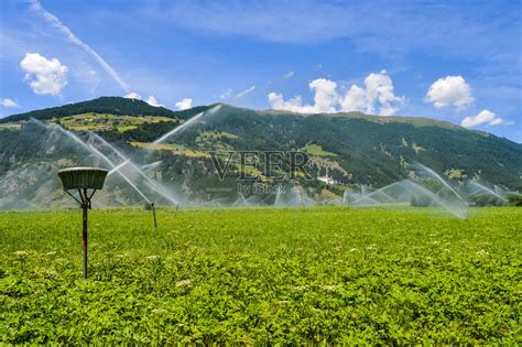 专业农田灌溉图片-农业灌溉系统正在给农田进行全面灌溉素材-高清图片-摄影照片-寻图免费打包下载