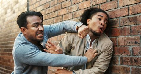 Crime de lutte ou de menace avec des hommes en ville pour désaccord ...