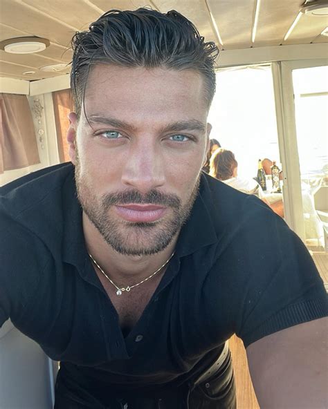 Simone Susinna: Στη Μύκονο ο σταρ των ταινιών "365 ημέρες" - InStyle