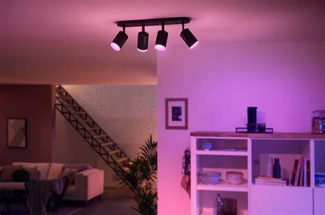 Le plafoniere Philips Hue della serie Centura e Fugato si mostrano in ...