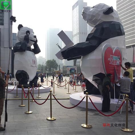 大型玻璃钢熊猫爬墙雕塑 - 杜克实业