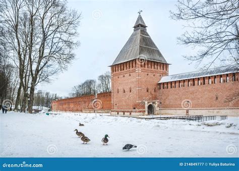 Kopytenskaya Tower with Gates and Ducks in the Snow in Smolensk Stock ...