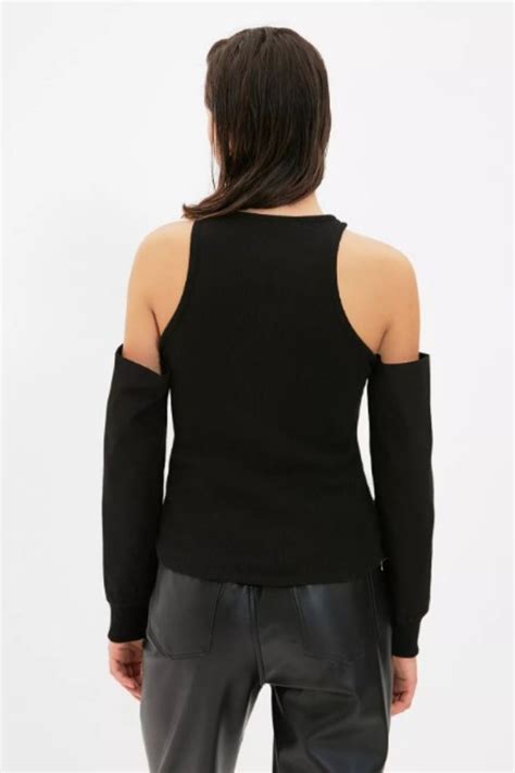 Simple Me Black Cold Shoulder Top – Styched Fashion