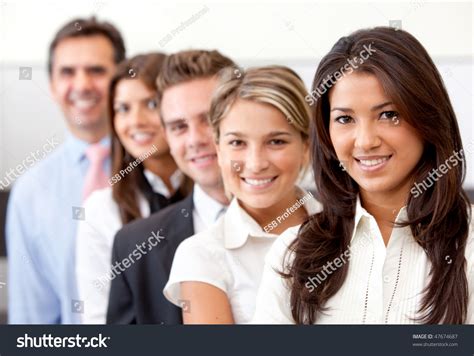 Business People Smiling in Group Photo 的图像结果