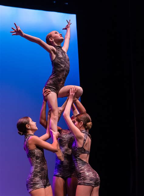 First Class Students Dance Performance 的图像结果