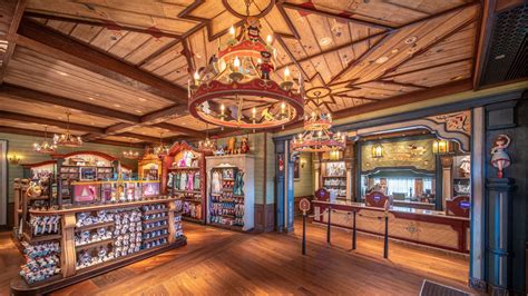 Disneyland Hong Kong Guide: When To Visit, Ticket Price And Insider Tips