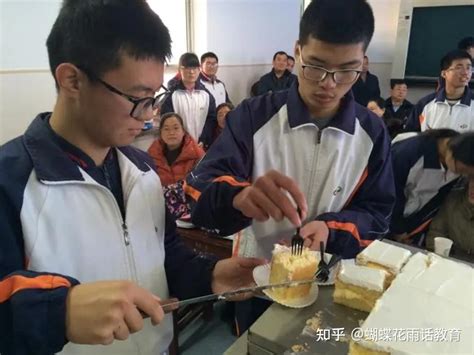 高三学生买蛋糕庆祝被纪律老师砸坏 学校：有规定不允许在校吃蛋糕_手机新浪网