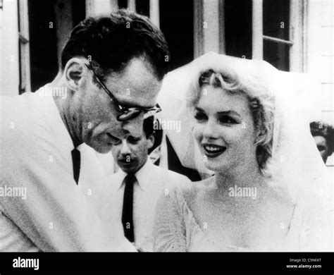 Marilyn Monroe avec Arthur Miller au mariage, 1956 Photo Stock - Alamy