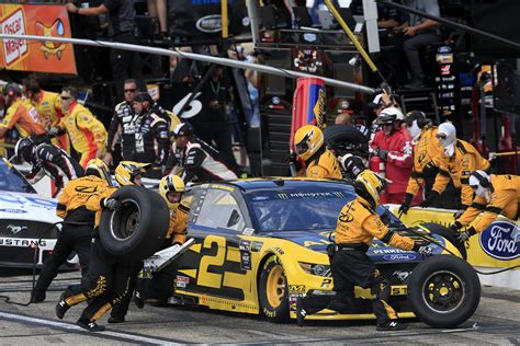 Best NASCAR Playoffs pit crews by four-tire stop times | NASCAR.com