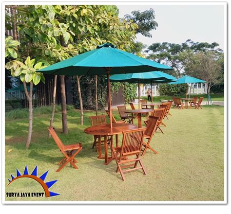 Menyewakan Meja Payung Kafe Untuk Acara Tahun Baru