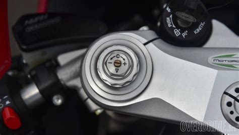 Comparo: Kawasaki Ninja ZX-10R vs MV Agusta F4 R - Overdrive