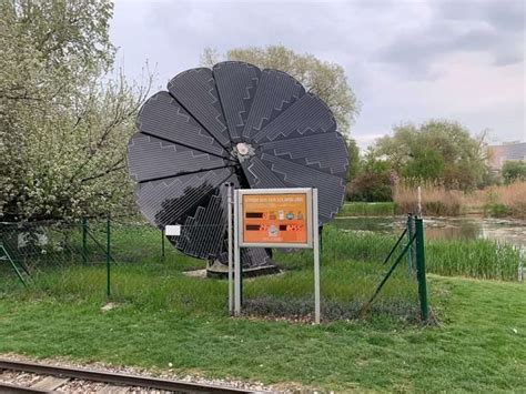 Solar Panel Flower 的图像结果