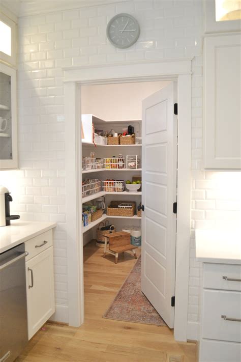 20+ Hidden Small Walk In Pantry Ideas