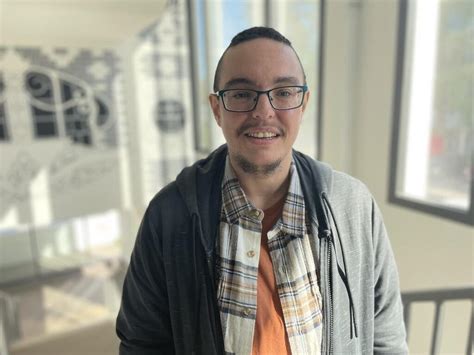 Avant Andrea vivait dans la rue, aujourd’hui c’est lui qui aide les ...