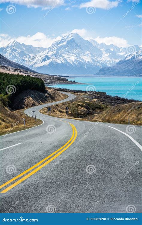 The Road Along Lake Pukaki To Mount Cook National Park, New Zealand ...