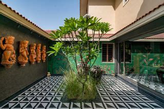 Ahmedabad: Bohemian villa's courtyard and entrance | Architectural ...