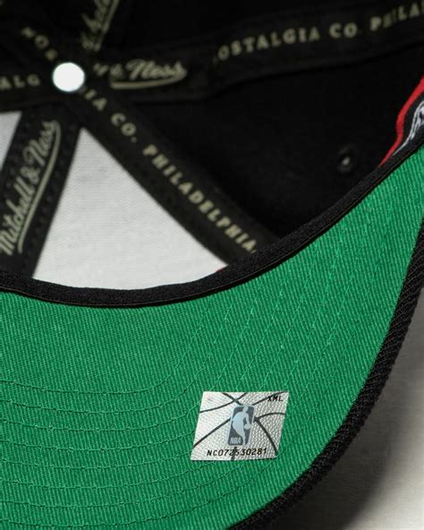 Mitchell & Ness Team Logo High Crown 6 Panel Classic Red Snapback Black ...