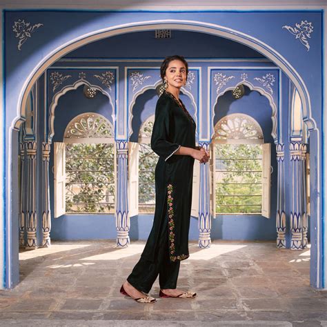 Buy Emerald Green Velvet Floral V Neck Embroidered Kurta | Rustorange