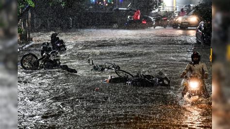 ತೆಲಂಗಾಣದಲ್ಲಿ ಭಾರೀ ಮಳೆಯಿಂದ ಪ್ರವಾಹ ಭೀತಿ, ವರ್ಕ್‌ ಫ್ರಂ ಹೋಂ ನೀಡುವಂತೆ ...