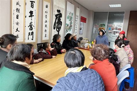 江苏镇江：谷雨时节 大学生志愿者指导小朋友制作民俗手工