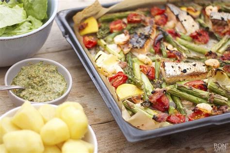 Heerlijke vis uit de oven, met uit zalm, scampi's, groene  