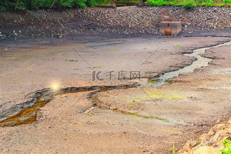 干涸的河床高清摄影大图-千库网