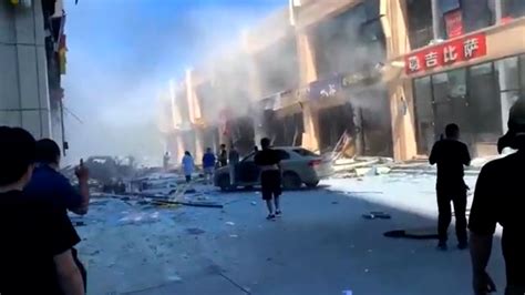 河北燕郊爆炸：满地碎片有人被抬出，10人受伤！附近居民：爆炸中心店铺已面目全非-新闻频道-和讯网