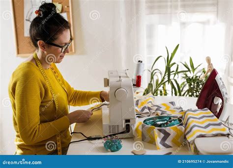 在家缝纫机上缝纫的女子 库存照片. 图片 包括有 成人, 浓度, 手工制造, 材料, 设备, 人员, 人力 - 210695274