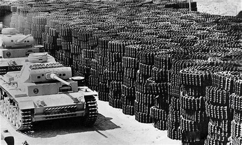 老照片：二战期间的苏联军工厂，生产车间令人震撼 - 派谷老照片修复翻新上色