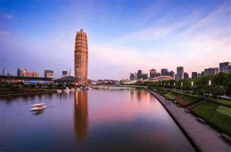 【携程攻略】郑州二七纪念塔景点,郑州火车站一出来就是这个郑州的地标性建筑。免费开放的纪念塔如今带…