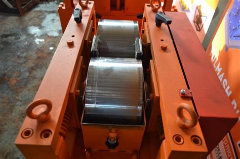Roll crusher with smooth rotors DVG 200х125 — Crushing machines