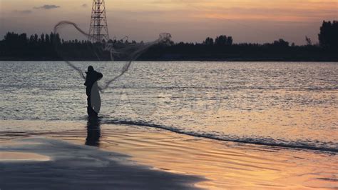 迎着阳光在打渔的渔民摄影高清jpg图片免费下载_编号vwqh55nrv_图精灵
