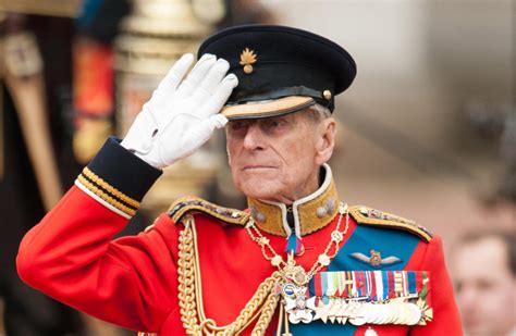 菲利普亲王一生获得很多荣誉，包括最高军衔，有权佩戴四枚星章_腾讯新闻