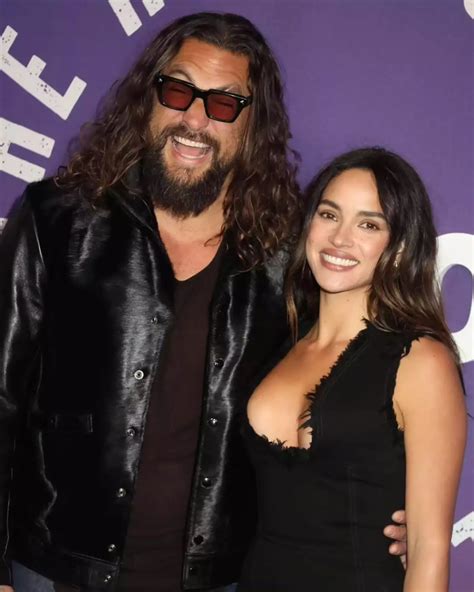 Jason Momoa y Adria Arjona debutan como pareja en una red carpet